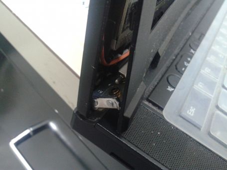 coque charnière cassé?
